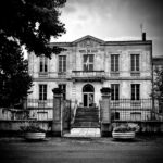 Black and white photo of the historic town hall in Saint-Macaire, France, capturing its classic architecture.